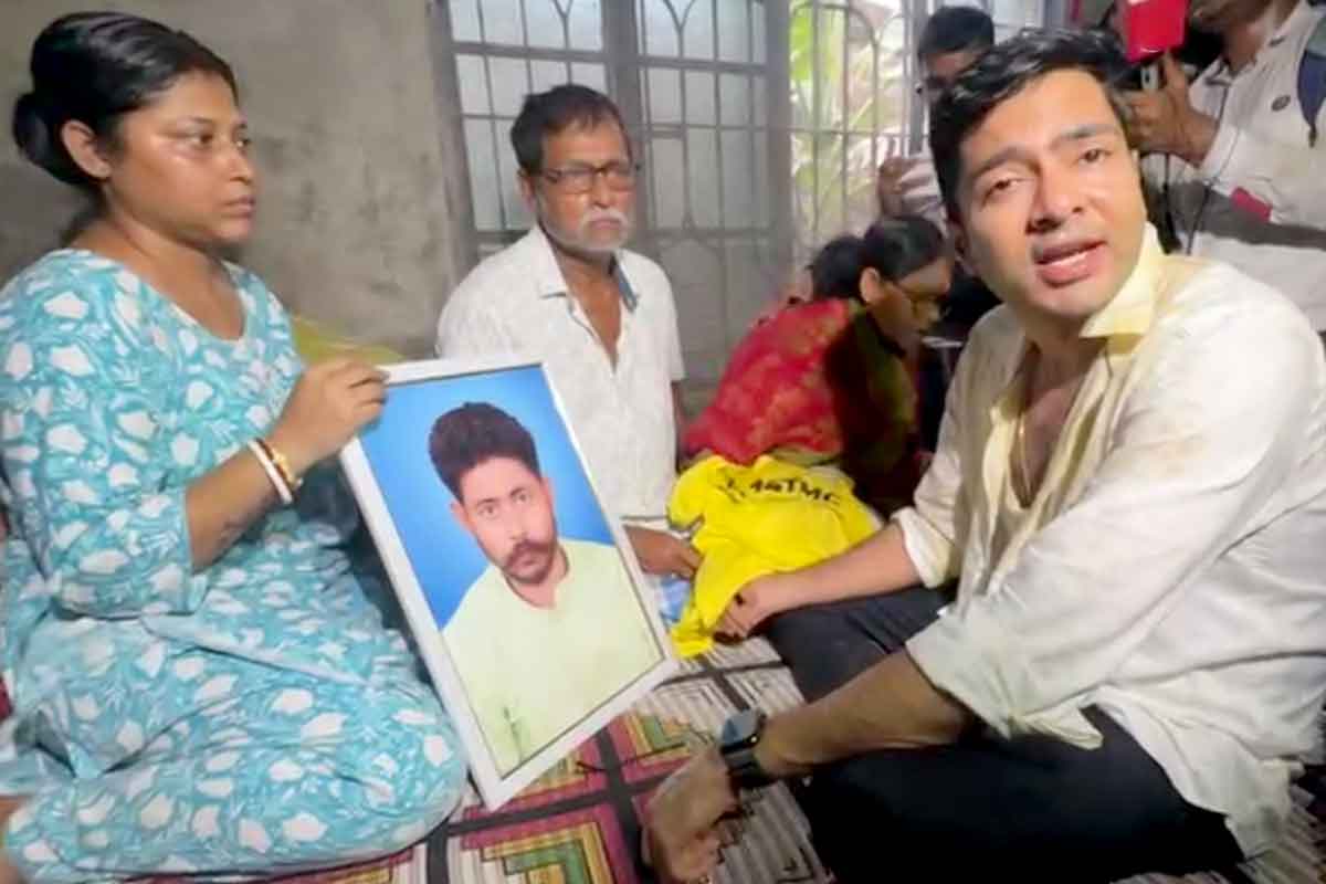 ডিম-জুতো খেয়ে সোনারপুরের ‘ত্রাস’ সঞ্জুর বাড়িতে অভিষেক, নিহত কর্মীর বিরুদ্ধে অভিযোগের পাহাড়