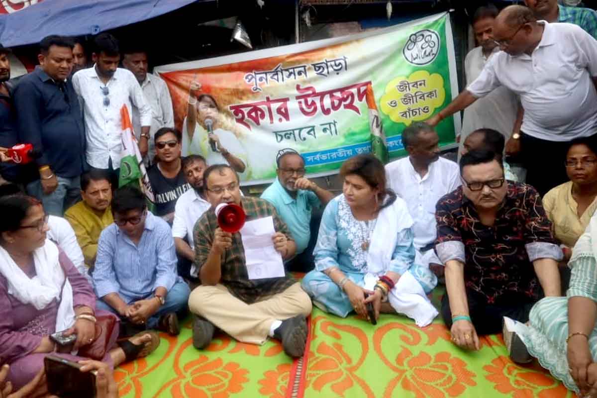 শিয়ালদহে উচ্ছেদ-প্রতিবাদ, তৃণমূল কর্মীদের নিয়ে বিক্ষোভে ৩ বিধায়ক
