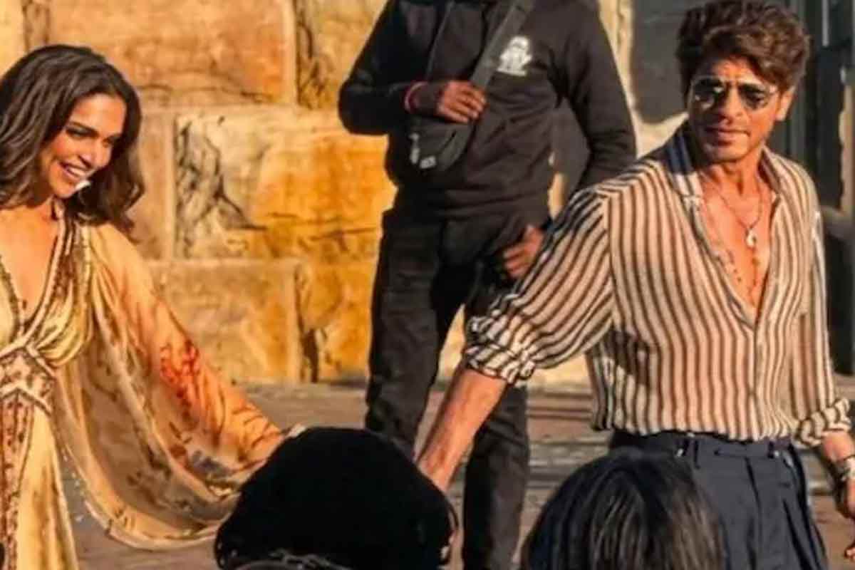 হাতে হাত রাখা থাক… ‘কিং’ শাহরুখ ও অন্তঃসত্ত্বা দীপিকার শুটিংয়ের একান্ত মুহূর্ত ফাঁস!