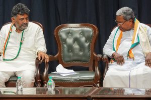 কর্নাটকে মুখ্যমন্ত্রী বদল, ইস্তফা দিচ্ছেন সিদ্দা! প্রিয়াঙ্কার দাবিতেই কুরসিতে শিবকুমার?