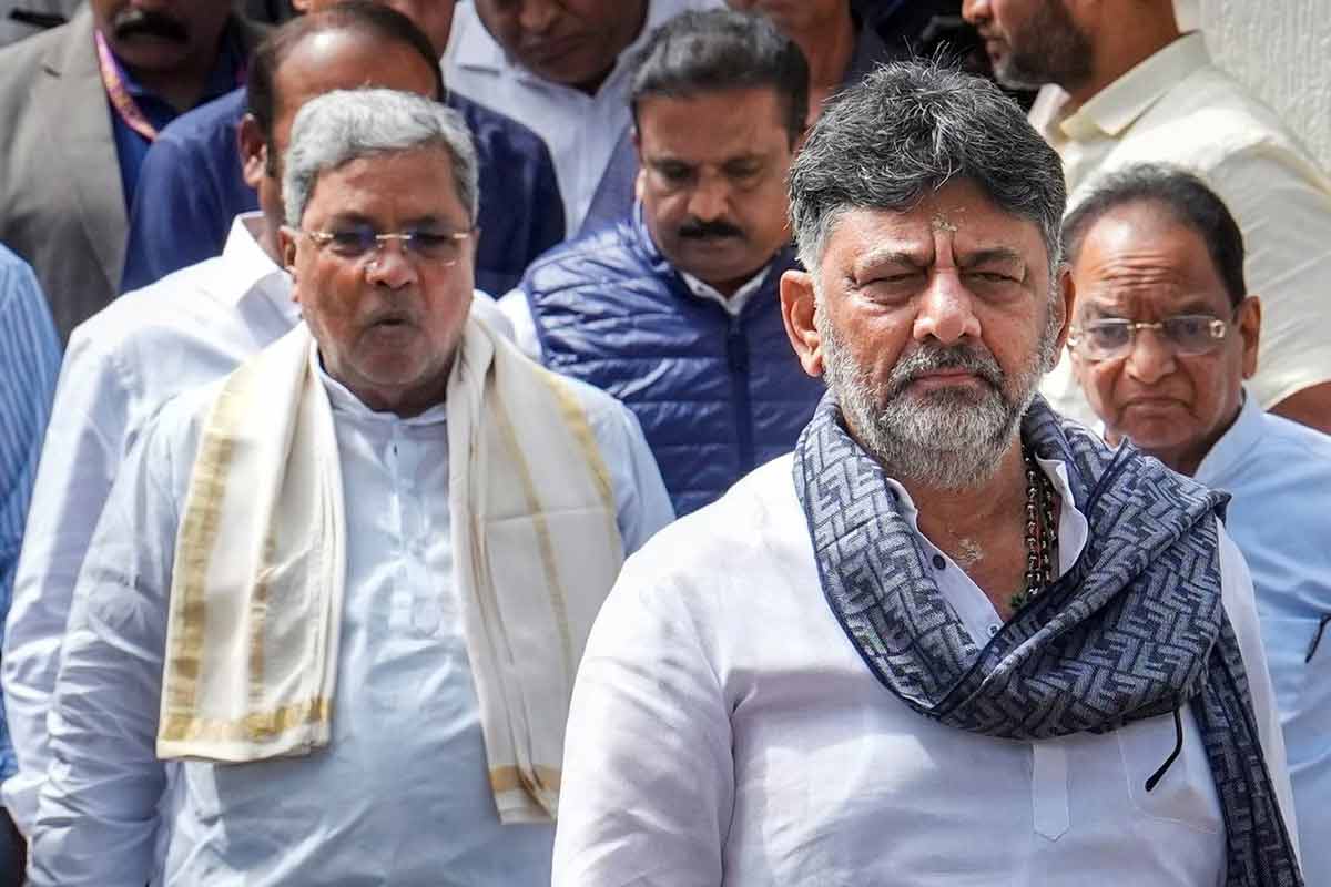 কর্নাটকে মুখ্যমন্ত্রী বদলের পথে কংগ্রেস! সিদ্দারামাইয়াকে দিল্লি তলব, রাজ্যজুড়ে ‘সিএম ডিকে’ পোস্টার