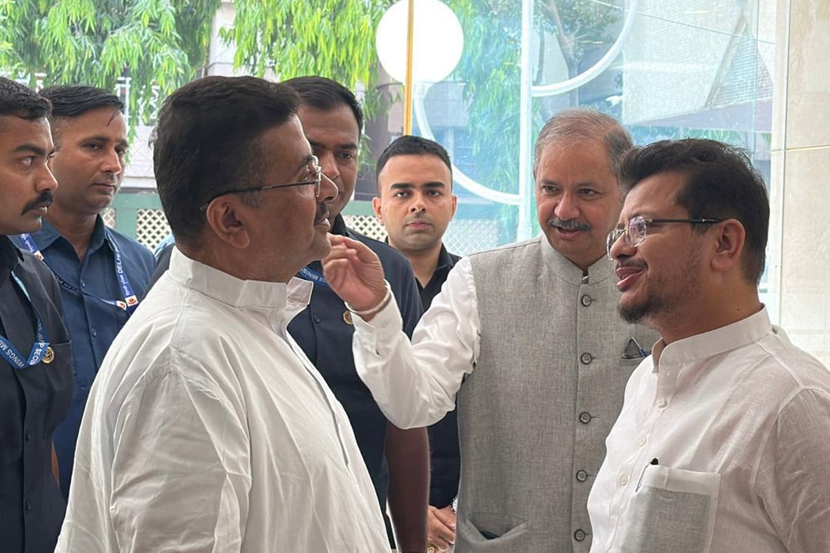 বঙ্গভবনে ক্ষণিকের ‘সৌজন্য সাক্ষাতে’ই বদলাল রাজ্য রাজনীতির ভাগ্য! ঋতব্রতর আড়ালে কার হাত?