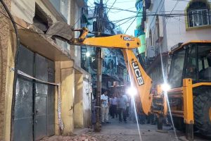 যোগীরাজ্যের ধাঁচে বুলডোজার অ্যাকশন খাস কলকাতায়, মুখ্যমন্ত্রীর নির্দেশের পরই ভাঙা হচ্ছে তিলজলার অবৈধ নির্মাণ