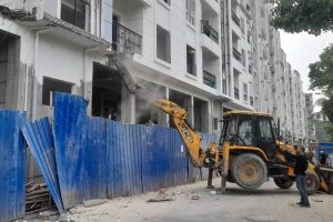 শহরজুড়ে বুলডোজার অ্যাকশন! বেআইনি নির্মাণ গুঁড়িয়ে দিতে ৫ জায়গায় পুরসভার অভিযান