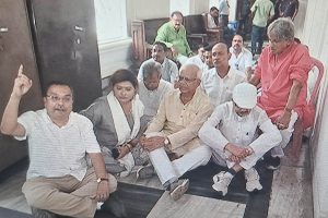 সময় পেরলেও বিধানসভায় বিরোধী দলনেতার ঘরে তালা, প্রতিবাদে অবস্থান বিক্ষোভ তৃণমূলের