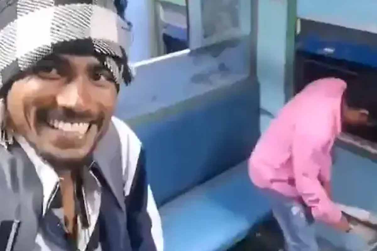 ‘দেখো গাইজ, সিট ছিঁড়ে দিলাম…’, রিলের নেশায় ট্রেনের কামরায় ধ্বংসলীলা যুবকদের!