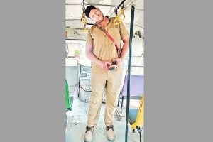 ৬.৬ ফুট লম্বা! বাসে দাঁড়াতেই পারছেন না কন্ডাক্টর, ঘাড়ে যন্ত্রণা নিয়ে শেষমেশ কী করলেন?