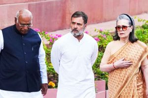 কেরলে মুখ্যমন্ত্রী কে? দীর্ঘ বৈঠকেও চূড়ান্ত করতে পারল না কংগ্রেস হাইকমান্ড, অব্যাহত অচলাবস্থা