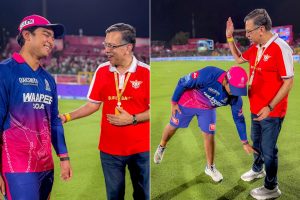 ‘সারল্য ধরে রাখলে বিশ্ব পদানত হবে’, বৈভব প্রণাম করার পর আশীর্বাদ মুগ্ধ গোয়েঙ্কার