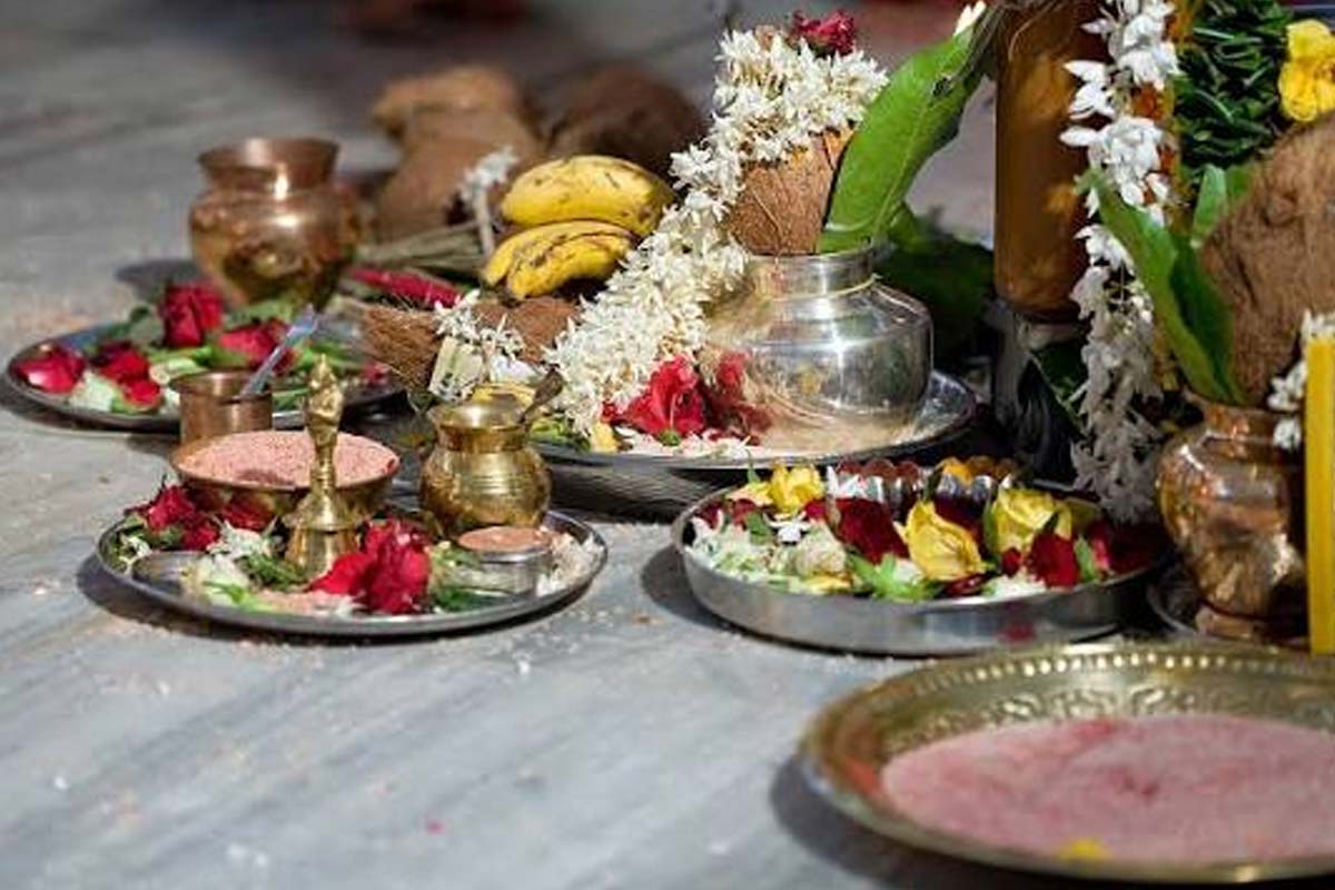 পুজোর এই জিনিসগুলি মাটিতে রাখছেন না তো? পিছু নিতে পারে দুর্ভাগ্য