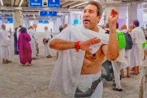 আইকনিক ‘ইয়র্কারে’ শয়তানকে বোল্ড, হজে গিয়ে ভাইরাল ওয়াসিম আক্রম