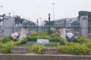 ক্রীড়ামন্ত্রীর নির্দেশের পরই অ্যাকশন, ভেঙে দেওয়া হল যুবভারতীর সামনের সেই ‘বিদঘুটে’ মূর্তি
