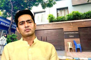 বেআইনি নির্মাণ বিতর্কের মাঝেই অভিষেকের বাড়িতে কলকাতা পুলিশ, ‘শান্তিনিকেতন’ থেকে নিয়ে গেলেন মনিটর