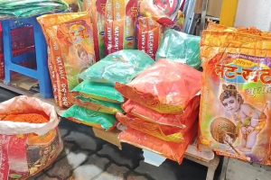 ভোটের বাজারে আবিরের স্টক রেডি, চাহিদার টক্করে এগিয়ে সবুজ না গেরুয়া?