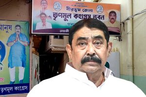 বদলের বাংলায় ‘গৃহবন্দি’ অনুব্রত আরও একা! তুলে নেওয়া হল রাজ্য পুলিশের তিন জওয়ানকেও