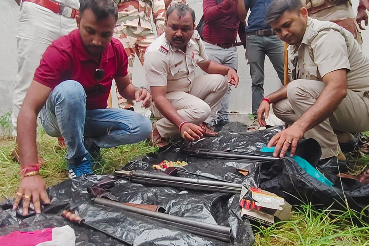 জ্যোতিপ্রিয় ঘনিষ্ঠ তৃণমূল নেতার জমিতে অস্ত্র চাষ? তল্লাশিতে উদ্ধার বিপুল কার্তুজ-বন্দুক