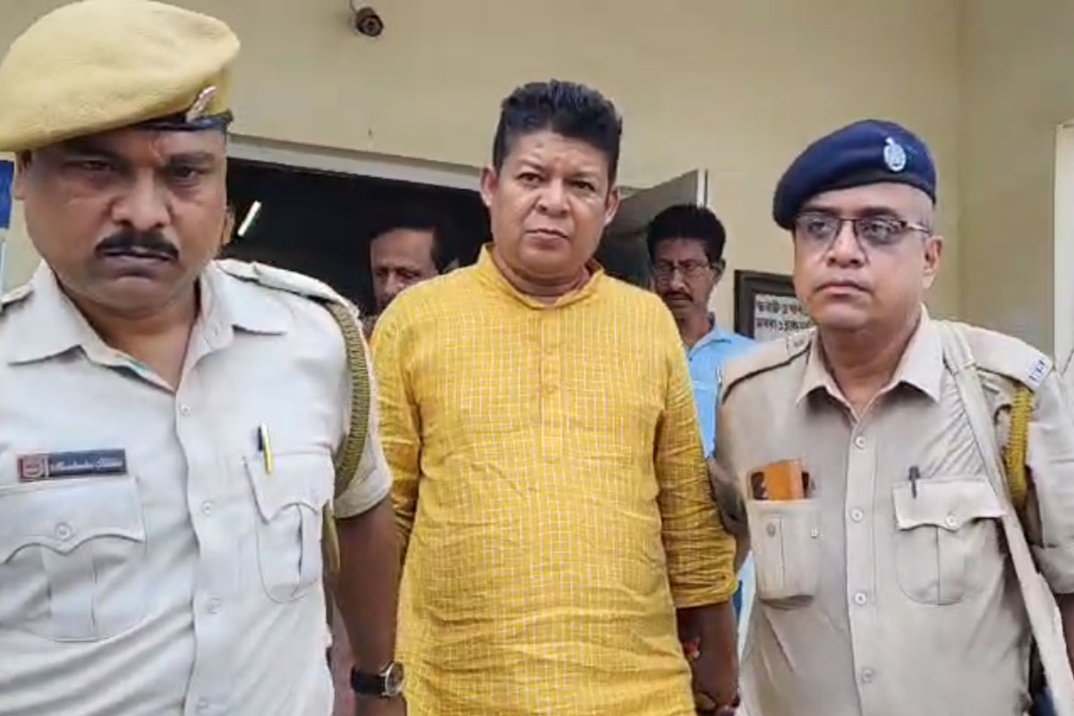 হাবড়ায় তোলাবাজিতে ধৃত জ্যোতিপ্রিয় ঘনিষ্ঠ, তৃণমূলের শ্রমিক নেতাকে দেখে ‘চোর চোর’ স্লোগান