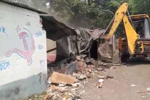 সেলের জমিতে তৈরি সিপিএম কার্যালয় গুঁড়িয়ে দিল বুলডোজার, উচ্ছেদ লালপার্টির অবৈধ পার্কিংও!