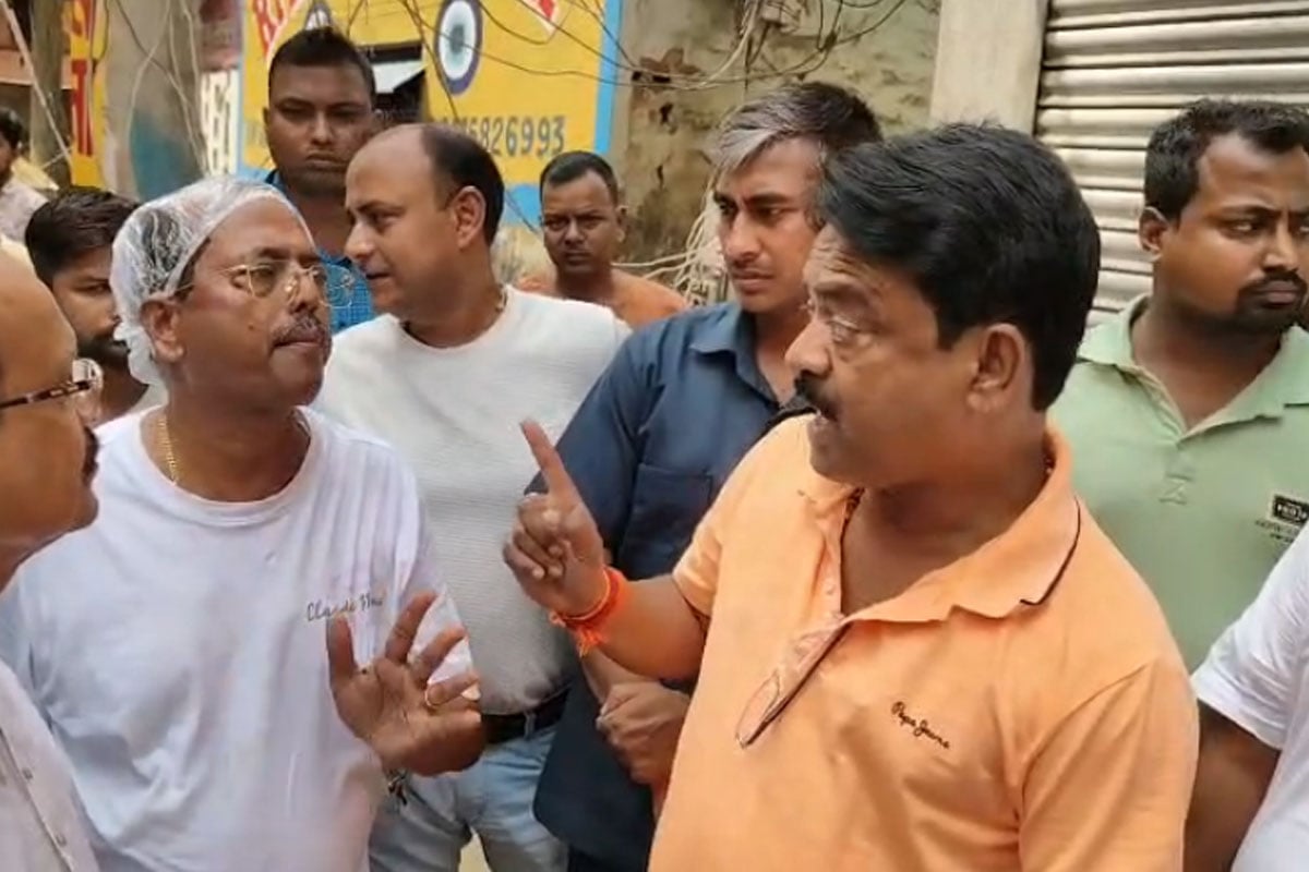 এবার তৃণমূল পরিচালিত পুরসভার বুলডোজার অ্যাকশন! ভাঙল শৌচালয়, ‘এতদিন ভাঙেনি কেন?’ ধমক মন্ত্রীর