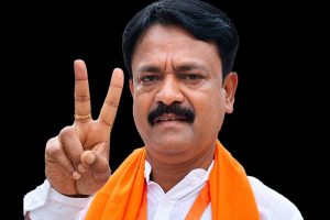 ‘মানুষের সঙ্গে মিশে থাকতে চাই’, গাড়ি থেকে লালবাতি সরালেন খাদ্যমন্ত্রী অশোক কীর্তনিয়া