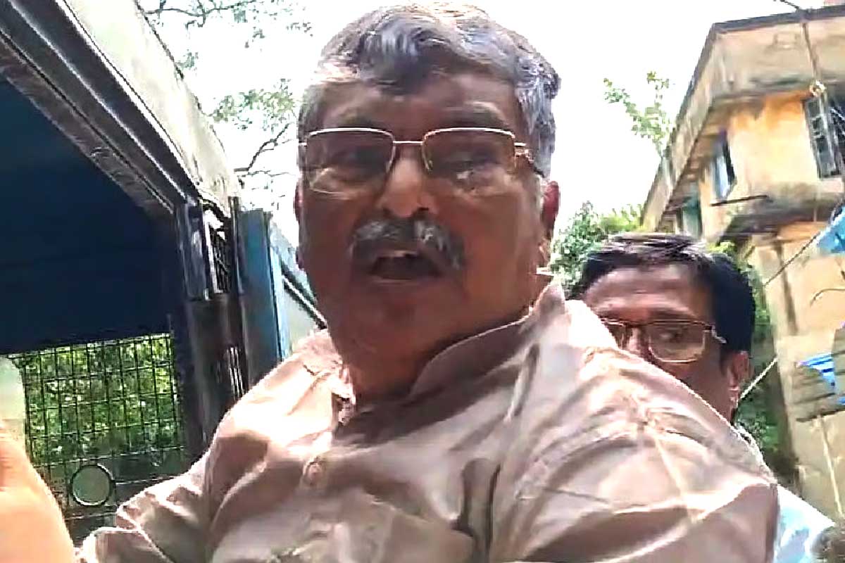 রাস্তা আটকে বিক্ষোভ, পুলিশের কাজে বাধা! গ্রেপ্তার প্রাক্তন তৃণমূল বিধায়ক অসিত মজুমদার-সহ ১০