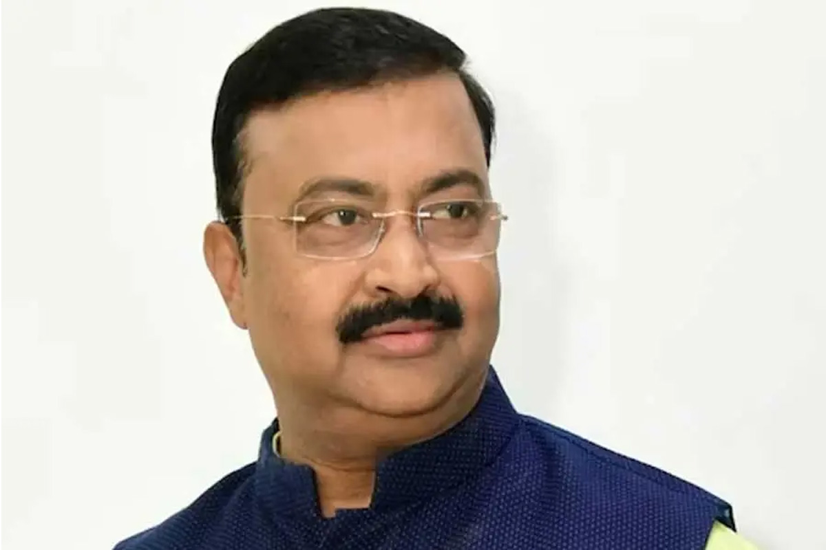 ক্রীড়ায় একনায়ক! নিয়ম বহির্ভূতভাবে বহু পদ আঁকড়ে বাবুন, পেতে পারেন কঠোর শাস্তি