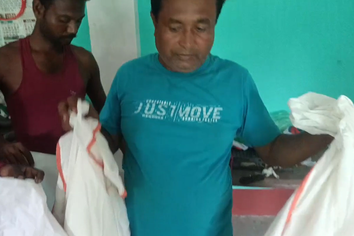 বোলপুরে তৃণমূলের অফিসে থরে থরে সাদা থান! ভোটে জিতলে এলাকায় হিংসা ছড়ানোর পরিকল্পনা?
