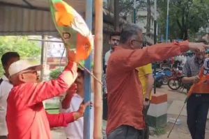 দলীয় পতাকা খুলে ভাঙচুর! হিংসা নয়, বিজেপি কর্মীদের সংযত করতে পথে ভাবী বিধায়করা