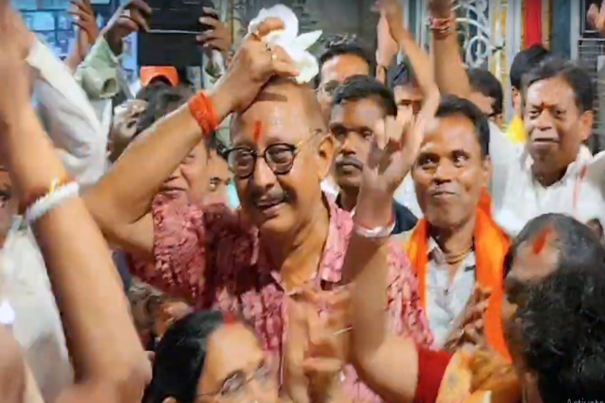গাছে কাঁঠাল, গোঁফে তেল! ফল ঘোষণার আগেই একাধিক জায়গায় বিজয় মিছিল বিজেপির, চলল আবির খেলা