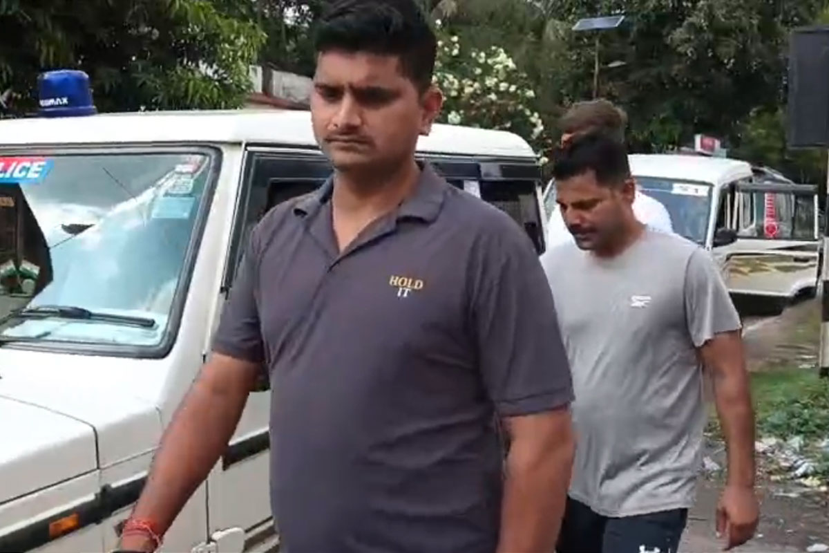 সখে ভ্যান চালাতে গিয়ে সোজা দোকানে! ৪ ‘মদ্যপ’ জওয়ানকে আটক করল পুলিশ
