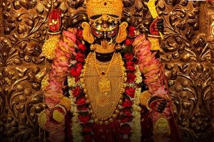 বন্ধ ‘ভিআইপি কালচার’, লাইনে দাঁড়িয়েই এবার বড়মা দর্শন, বিধায়কের নির্দেশে ভাঙল মন্দির কমিটি