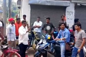 কলেজে বোরখা বিতর্কে বিজেপির গান্ধীগিরি, থানায় গিয়ে ক্ষমা চাইলেন সমর্থক