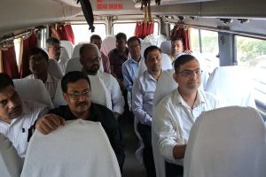 পশ্চিমাঞ্চলের জেলাগুলো নিয়ে প্রথম প্রশাসনিক বৈঠক শুভেন্দুর, জ্বালানি বাঁচাতে বাসে সভাস্থলে আধিকারিকরা