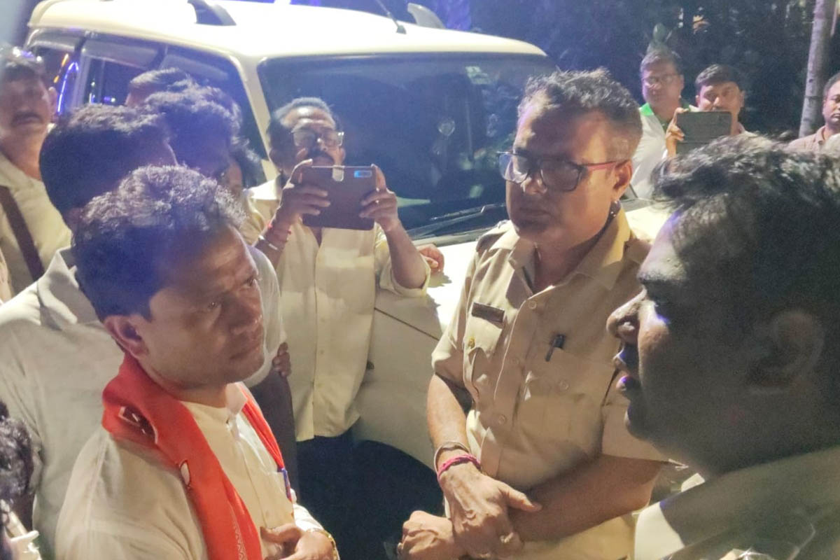 এলাকায় তাণ্ডব তৃণমূলী গুন্ডাদের! বিজেপির অভিযোগের পরেই সাসপেন্ড ক্যানিং থানার আইসি