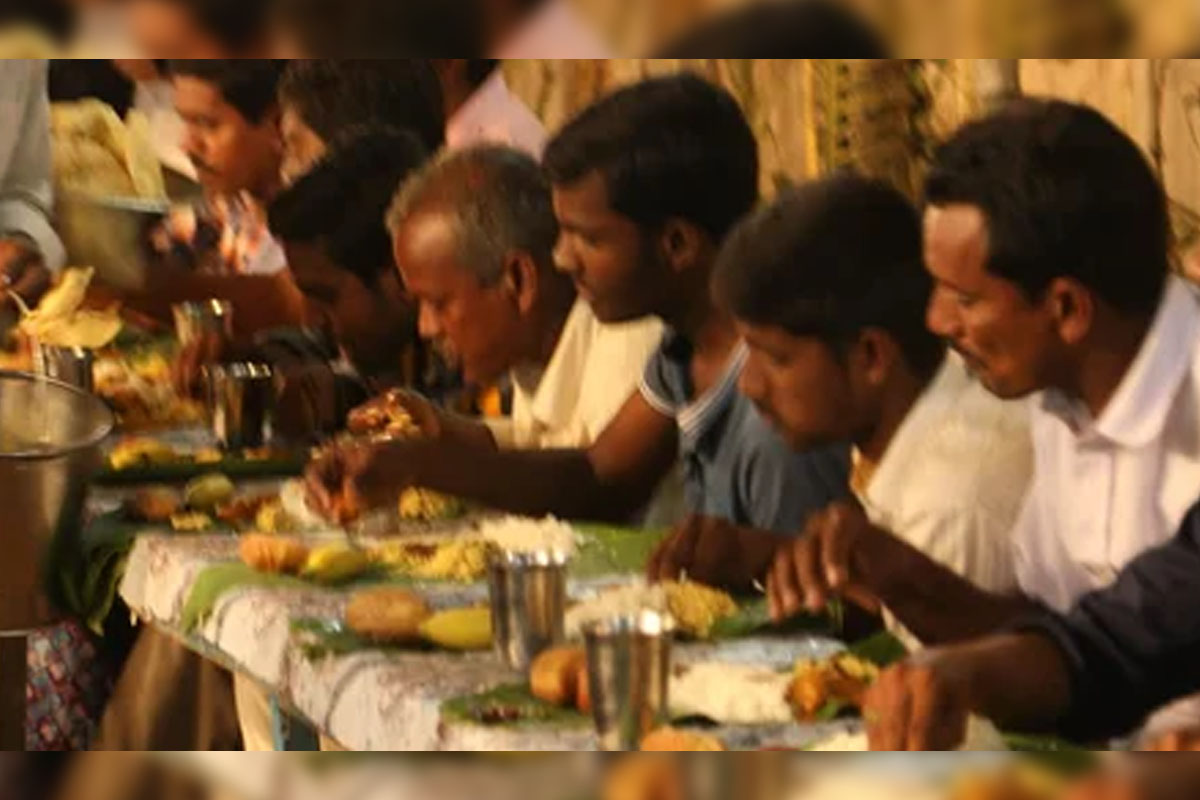 বিয়ের অনুষ্ঠানে সঙ্গে খাবার নিয়ে যান দেশের এই গ্রামের বাসিন্দারা! কেন এমন অদ্ভুত নিয়ম?