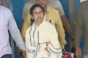 ৪ ঘণ্টা পর স্ট্রংরুম থেকে বেরলেন মমতা, ফের কারচুপির আশঙ্কা করে বিঁধলেন কমিশনকে