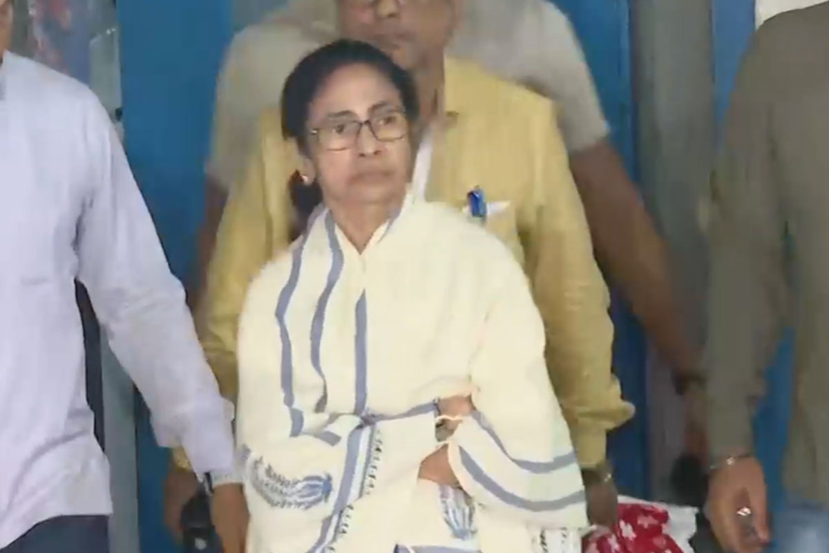 ৪ ঘণ্টা পর স্ট্রংরুম থেকে বেরলেন মমতা, ফের কারচুপির আশঙ্কা করে বিঁধলেন কমিশনকে
