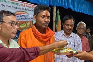 ভাতের হাঁড়ি ফেলেছিল তৃণমূল! রাজ্যে পালাবদলে ১০ বছর পর ভাত খেলেন বিজেপি কর্মী
