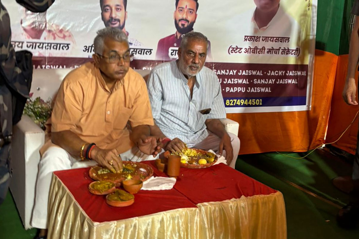 ‘অন্ধ্র নয়, বাঙালিকে বাংলার মাছ খাওয়াচ্ছে বিজেপি’, পাত পেরে মাছভাত খেলেন ‘মন্ত্রী’ দিলীপ