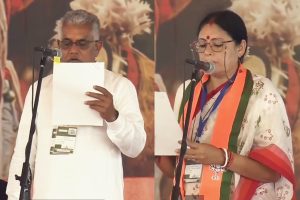 দিলীপ থেকে অগ্নিমিত্রা, শুভেন্দুর সঙ্গে মন্ত্রী পদে শপথ নিলেন আর কারা?
