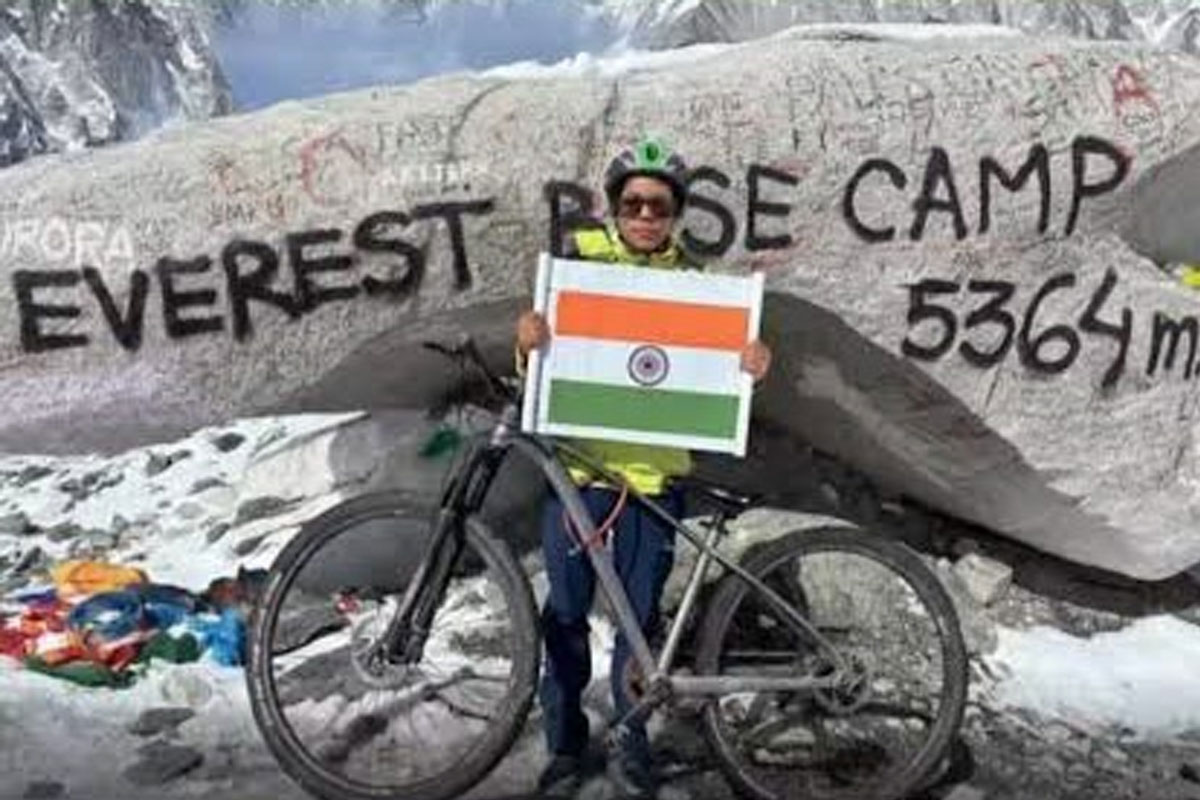 Papiya reached Everest Base Camp by cycling through bone-chilling cold air, low oxygen levels, and a friend's mountain path