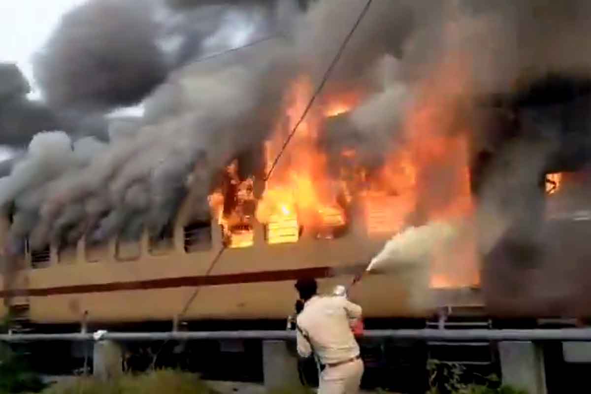 বিহারে প্যাসেঞ্জার ট্রেনে ভয়াবহ অগ্নিকাণ্ড, সাসারাম স্টেশনে আতঙ্কে ছোটাছুটি যাত্রীদের