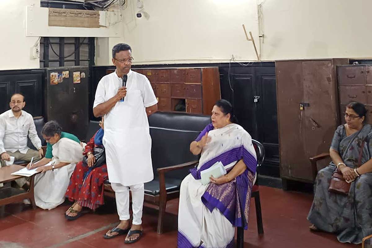 কলকাতা পুরসভায় চূড়ান্ত ‘নাটক’, অধিবেশন কক্ষে তালা, কাউন্সিলরদের নিয়ে ক্লাব রুমে বৈঠক ফিরহাদ, মালার!