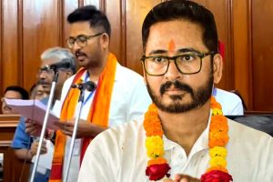ঝরঝরে সংস্কৃত উচ্চারণে শপথপাঠ হিরণের, ‘শেষমেষ বুঝলেন কোন ভাষায় বলবেন?’, প্রশ্ন নেটভুবনের