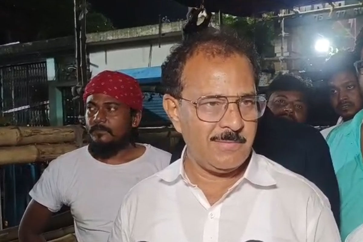 গণনার আগে স্ট্রংরুমের বাইরে ওরা কারা? রাতেই ছুটলেন তৃণমূল প্রার্থী! চাঞ্চল্য শিবপুরে
