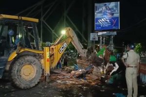 এবার হাওড়া স্টেশনে বুলডোজার, রাতের অন্ধকারে গুঁড়িয়ে দেওয়া হল ১৫০ অবৈধ দোকান!