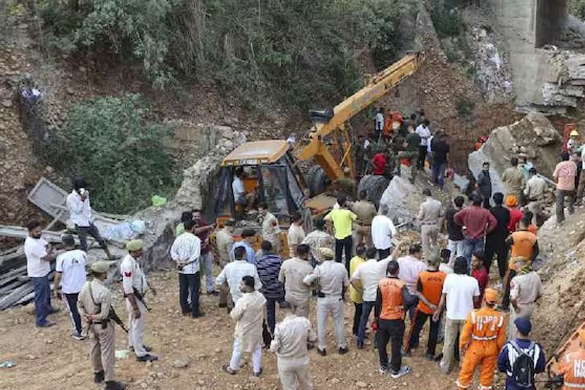 ১২ ঘণ্টা পর মিলল ৩ দেহ, জম্মুতে ব্রিজের ধ্বংসস্তূপ থেকে উদ্ধার গুরুতর আহত এক শ্রমিক