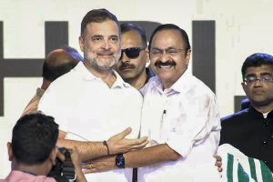 কেরলের মুখ্যমন্ত্রী পদে শপথ সতীশনের, মন্ত্রিসভায় গুরুত্ব মুসলিম লিগকে, পাশে থাকার বার্তা মোদির