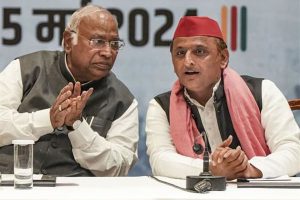 অভিষেকের উপর হামলার তীব্র নিন্দা খাড়গে, অখিলেশের, বৃহত্তর ষড়যন্ত্রের ইঙ্গিত