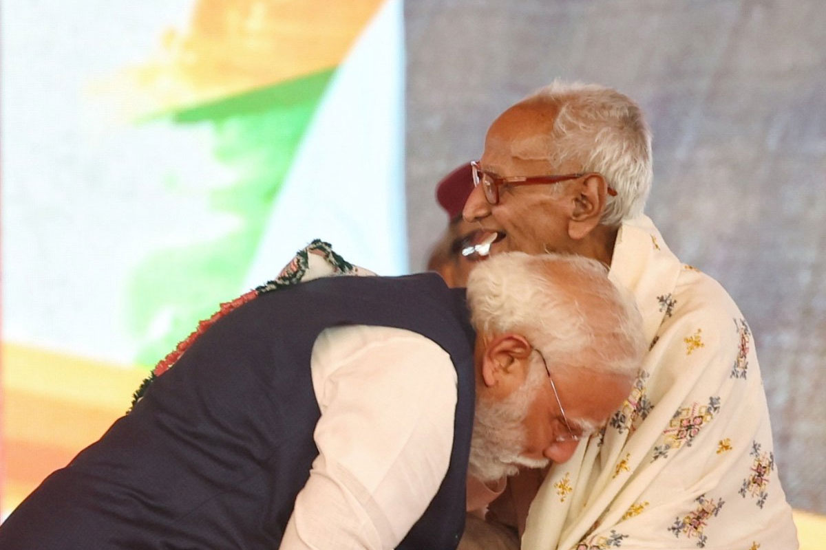 West Bengal CM 2026 Oath Ceremony: Narendra Modi bows to Makhanlal Sarkar during the event.